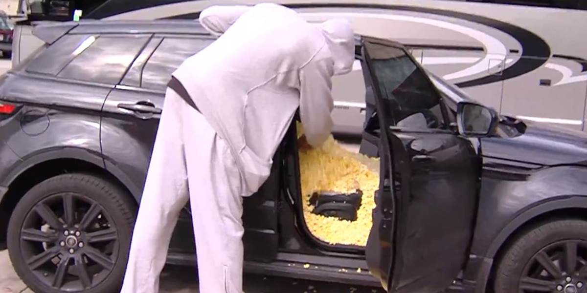 Spoluhráči naplnili zábudlivému nováčikovi auto popcornom