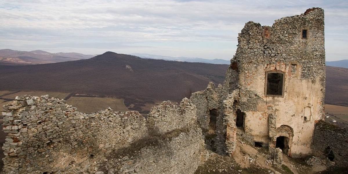 Na hrade Gýmeš nad obcou Jelenec sa zrútila časť steny hradu