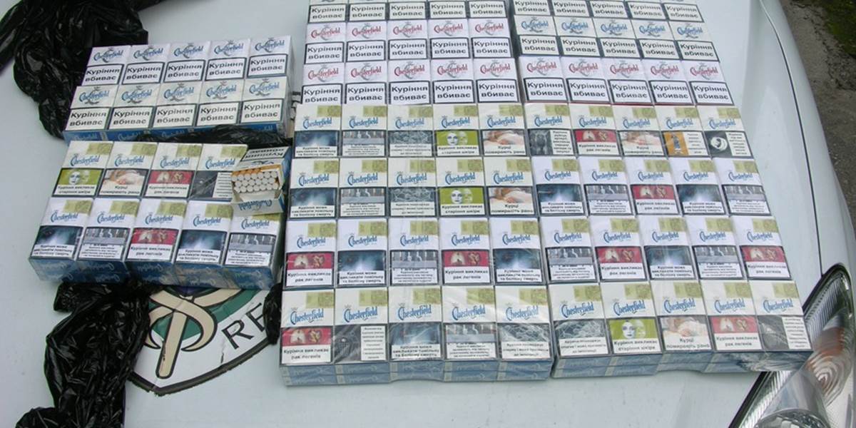Polícia zadržala na východnej hranici muža s takmer 100 kartónmi cigariet