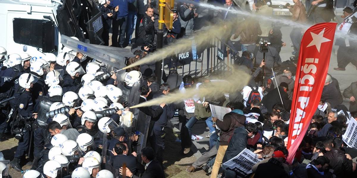 Zásah polície v Turecku: Neváhali použiť slzotvorný plyn a vodné delá