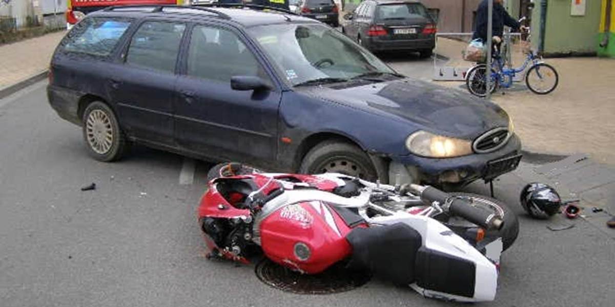 Dopravná nehoda v Novej Dubnici: Pri zrážke s autom sa ťažko zranila spolujazdkyňa na motocykli