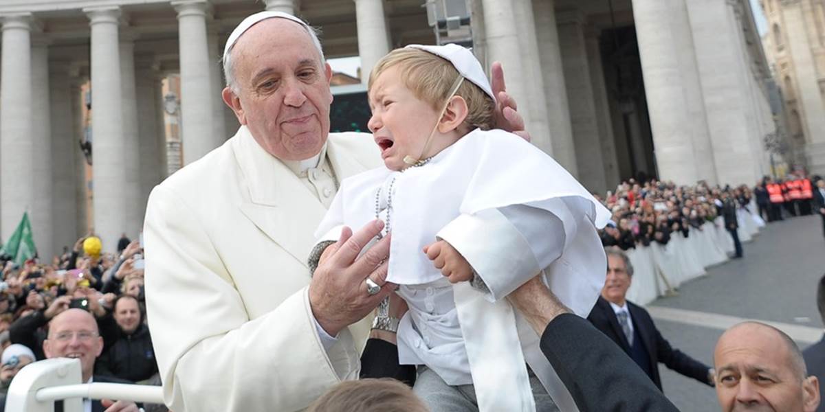 Pápež František pobozkal svoju zmenšeninu - batoľa v karnevalovom kostýme