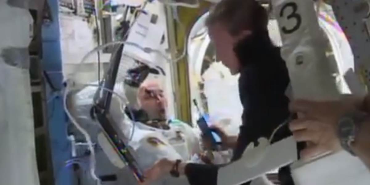 Porucha na výstroji takmer stála astronauta život, NASA tomu mohla zabrániť