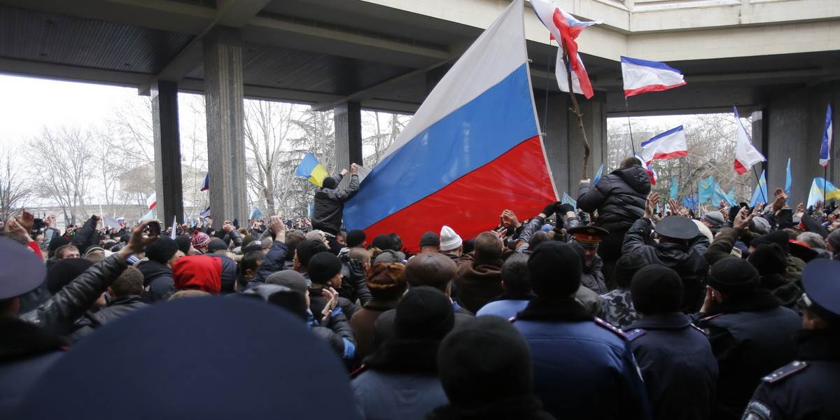 Demonštranti obsadili parlament na Kryme: Rusi uviedli stíhačky do pohotovosti!