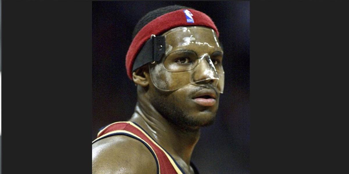 NBA: LeBronovi je v maske teplo, vyzerá v nej divne