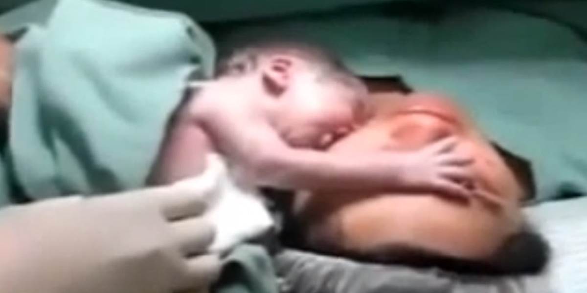 Dojemné VIDEO: Novorodeniatko nechce opustiť matku!