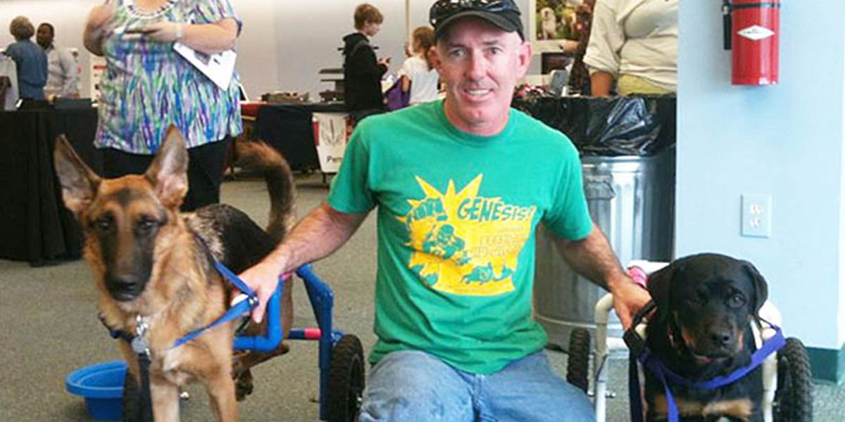 Psí hrdina: Američan bezplatne vyrába pomôcky pre ochrnutých psov