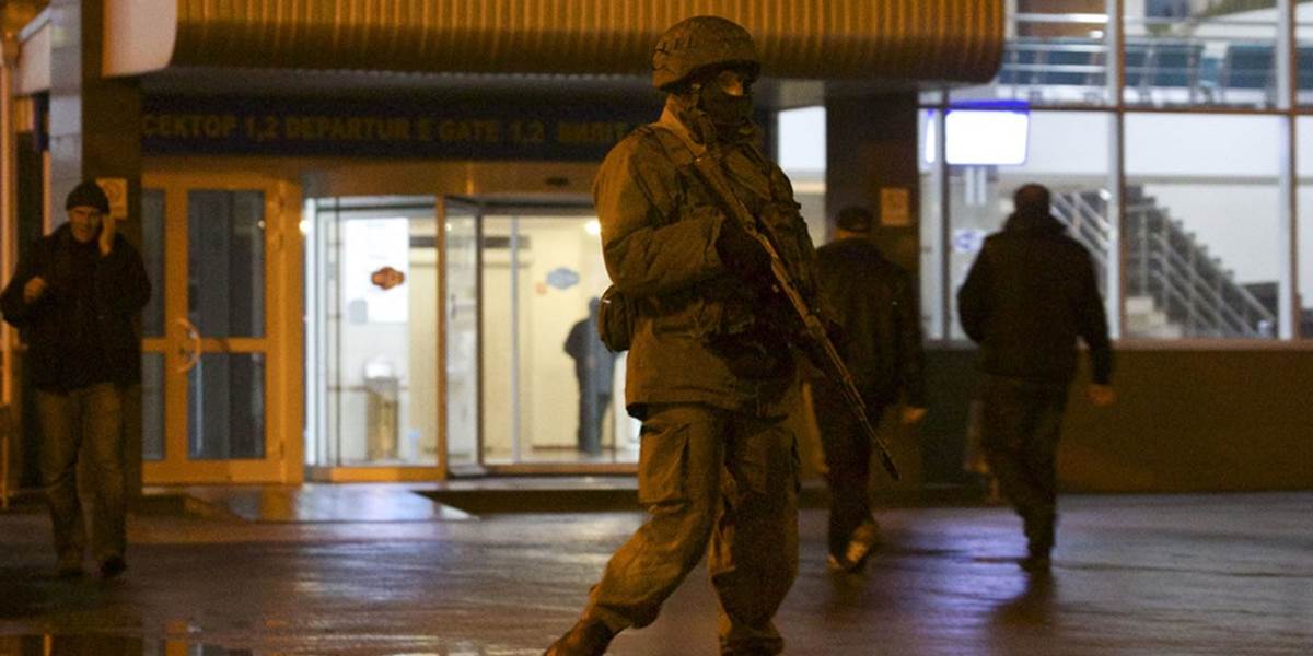 Neznámi ozbrojenci obsadili letisko v krymskom meste Simferopol