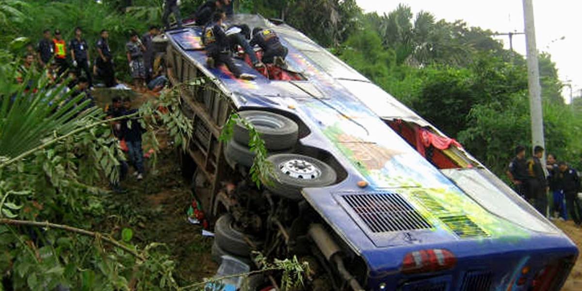 Havária školského autobusu v Thajsku si vyžiadala najmenej 15 mŕtvych
