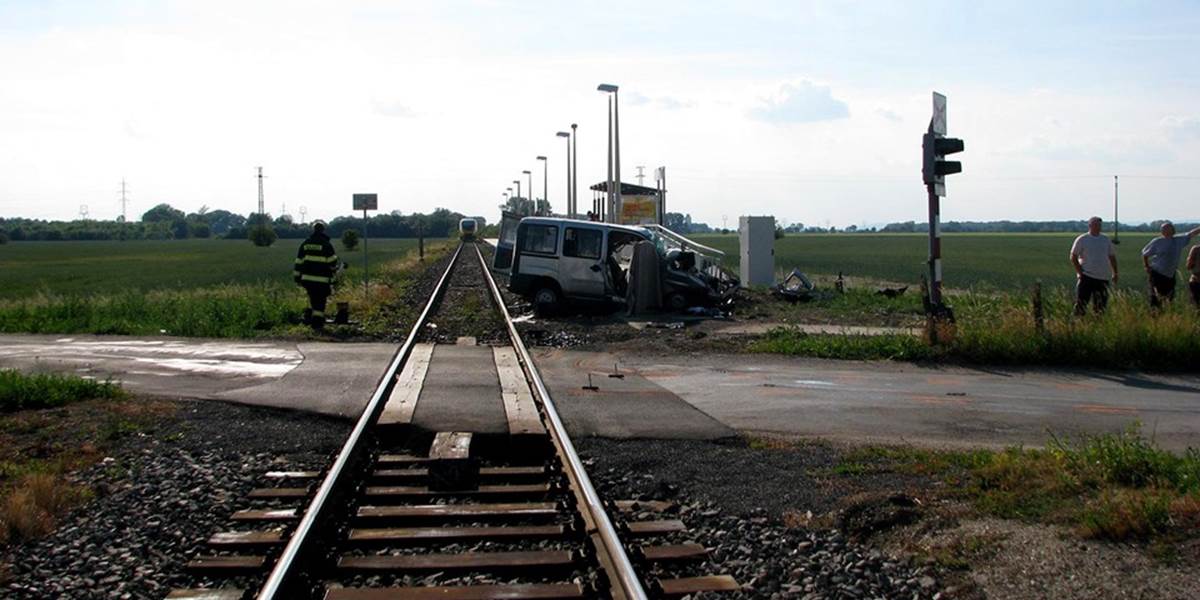 Nehoda na železničnom priecestí: Zranili sa 3 osoby
