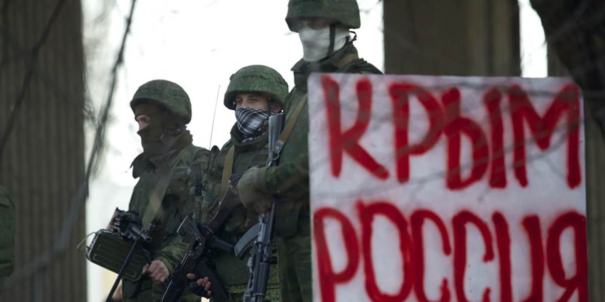 Ruskí vojaci postupne zaberajú letiská a vojenské zariadenia na Kryme