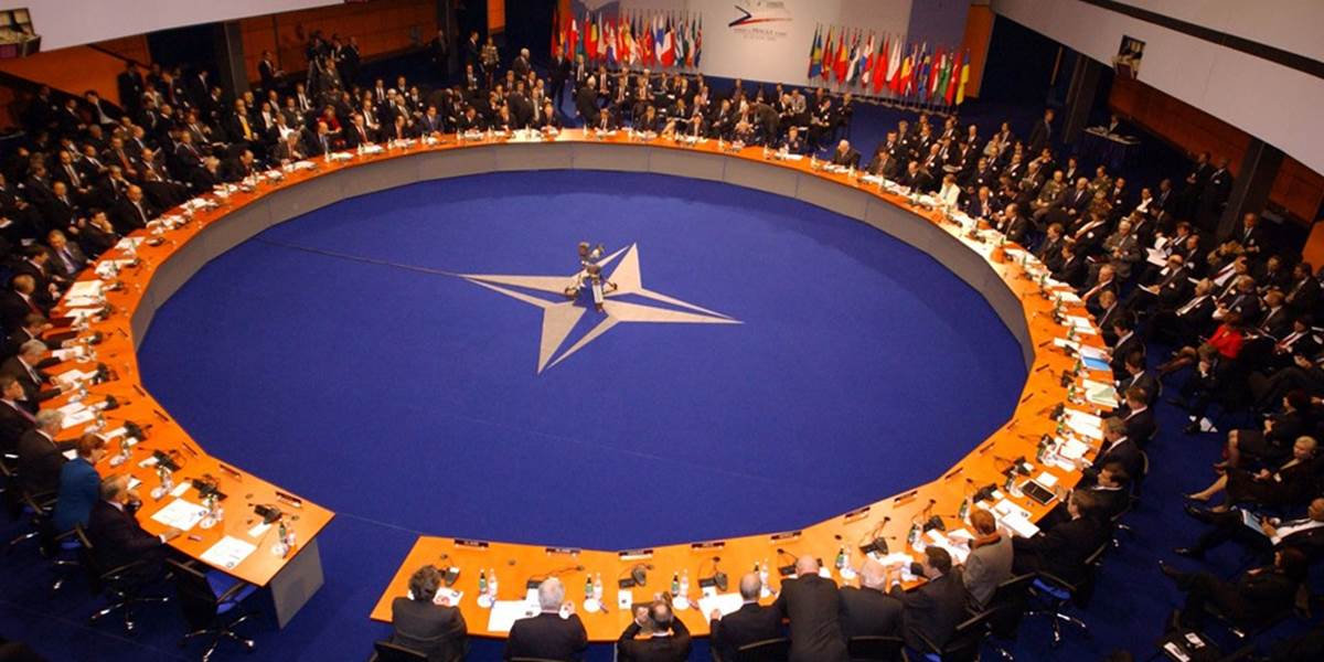 NATO vyzvalo Rusko, aby stiahlo svojich vojakov na základne a viedlo dialóg
