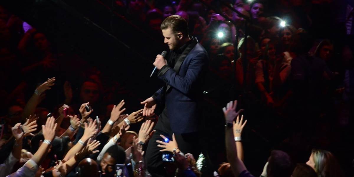 Fanúšička chytila Justina Timberlakea počas koncertu za zadok