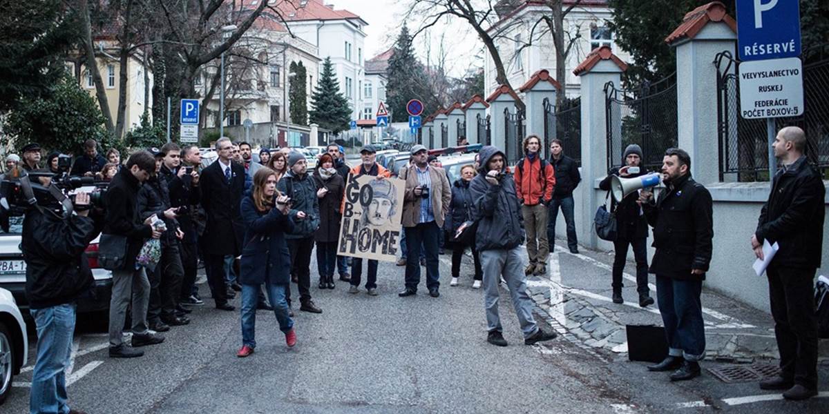 Pred ruským veľvyslanectvom v Bratislave sa konal protest pre situáciu na Ukrajine
