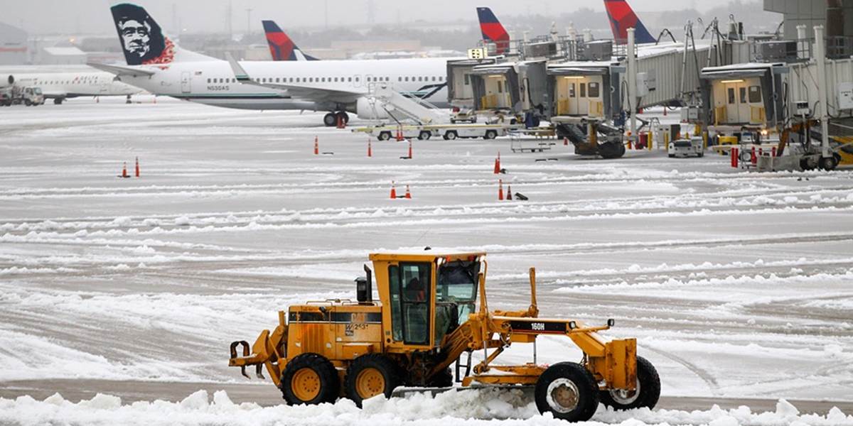 Na východe USA zrušili pre snehové búrky tisíce letov