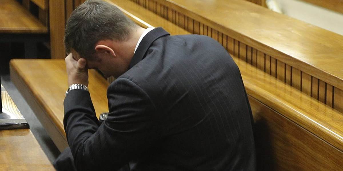 Obvinený Pistorius mal na súde hlavu v dlaniach a plakal