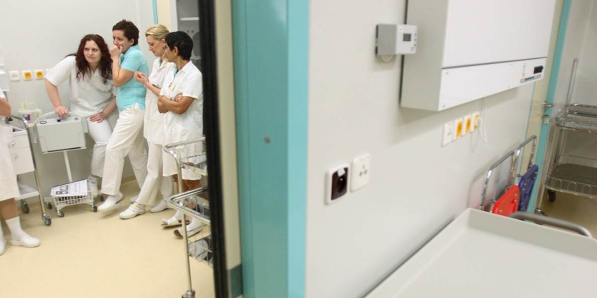 Nemocnice odmietajú, že chcú sestrám znižovať platy