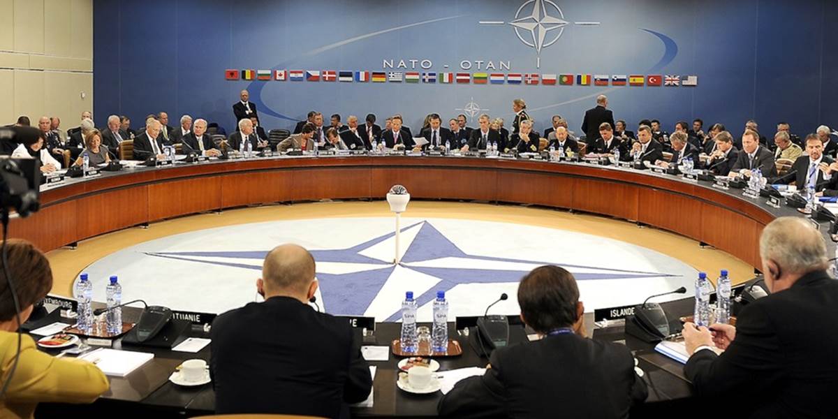 Aliancia NATO prerušuje spoluprácu s Ruskom pre Ukrajinu