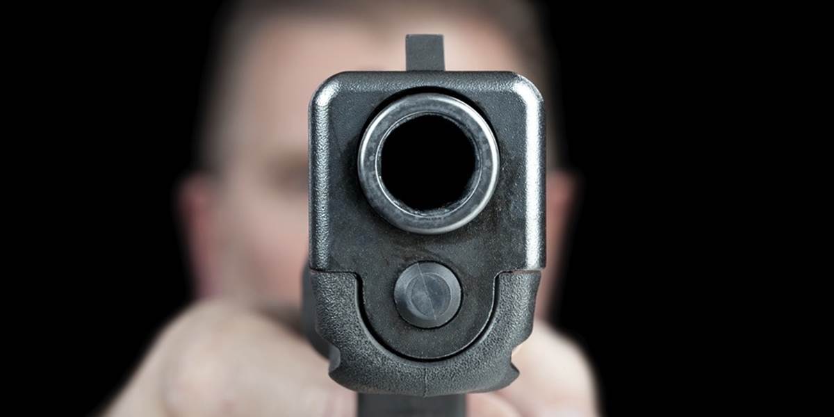 Agresívny mladík sa vyhrážal otcovi, že mu plynovou pištoľou vystrelí mozog