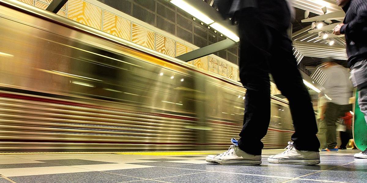 VIDEO Mal obrovské šťastie: Nevidiaci muž prežil pád medzi koľajnice metra, cez ktoré sa prehnal vlak!