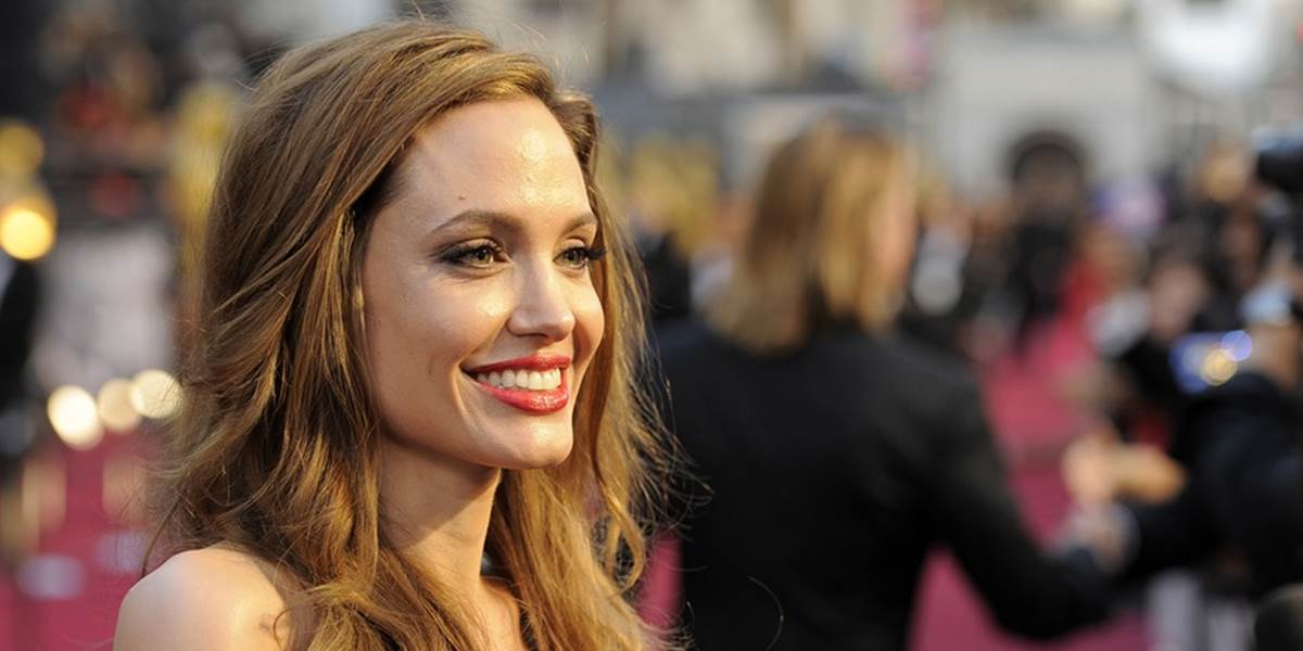 Angelina Jolie pôjde po masektómii opäť pod skalpel!