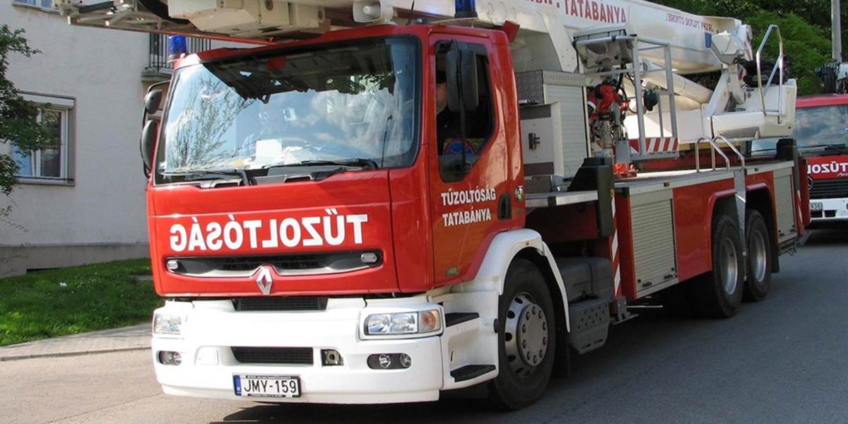 Kvôli požiaru strechy bytovky evakuovali v Maďarsku takmer tri desiatky ľudí