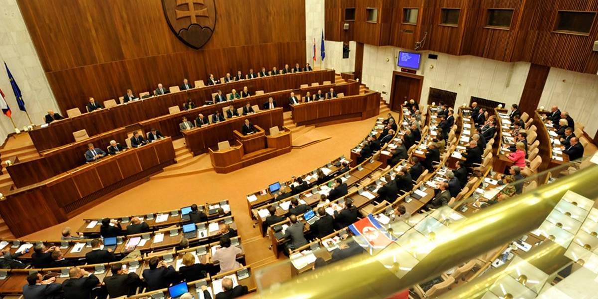 Hádka v parlamente: Poslanci sa pochytili na otázkach kandidátom na sudcov ÚS