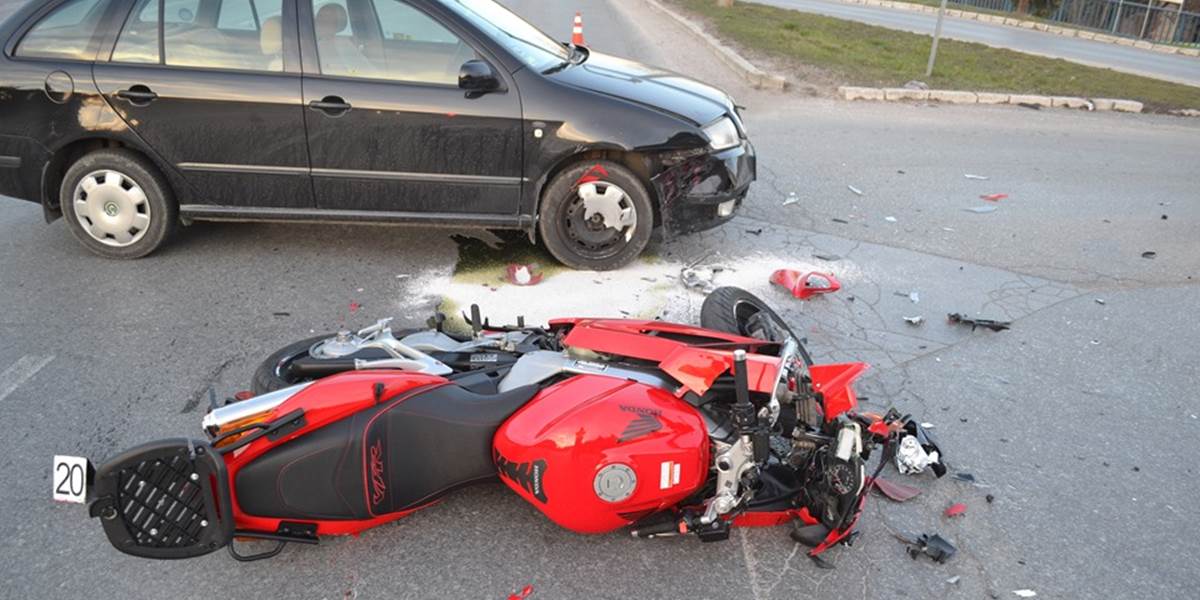 Vážna nehoda v Košiciach: Pri zrážke s osobným autom sa ťažko zranil 44-ročný motorkár