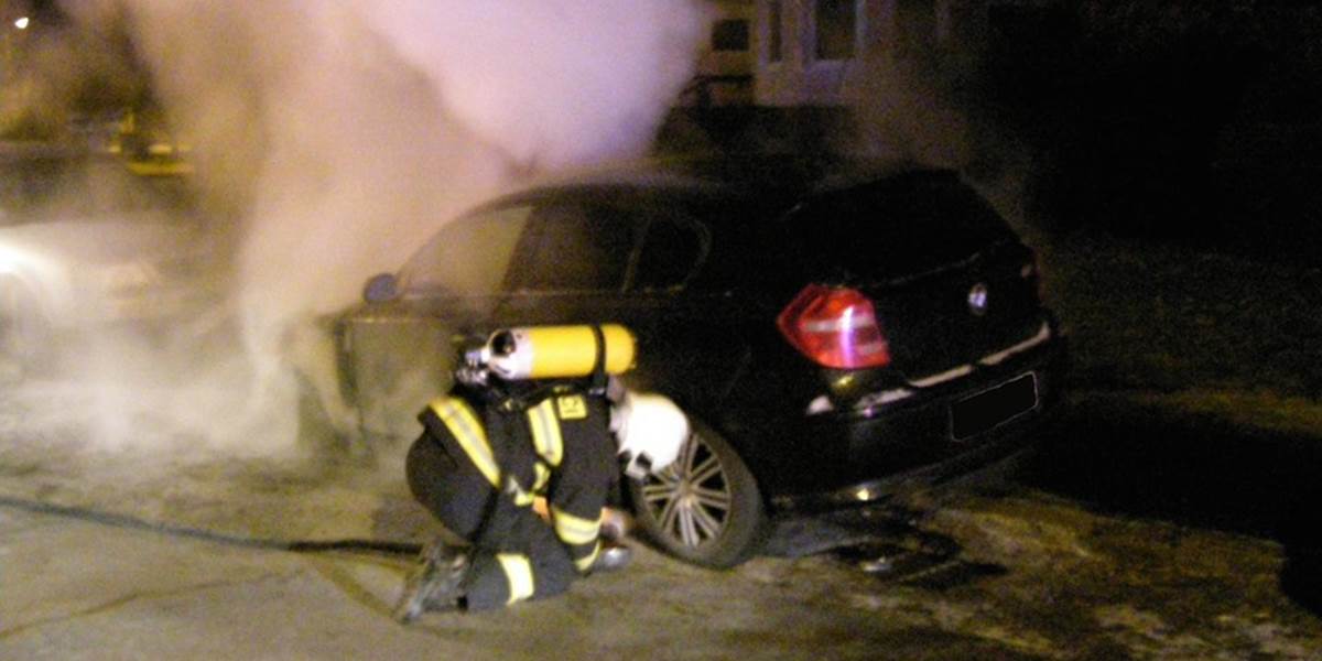 V noci horelo BMW, oheň sa rozšíril aj na rodinný dom