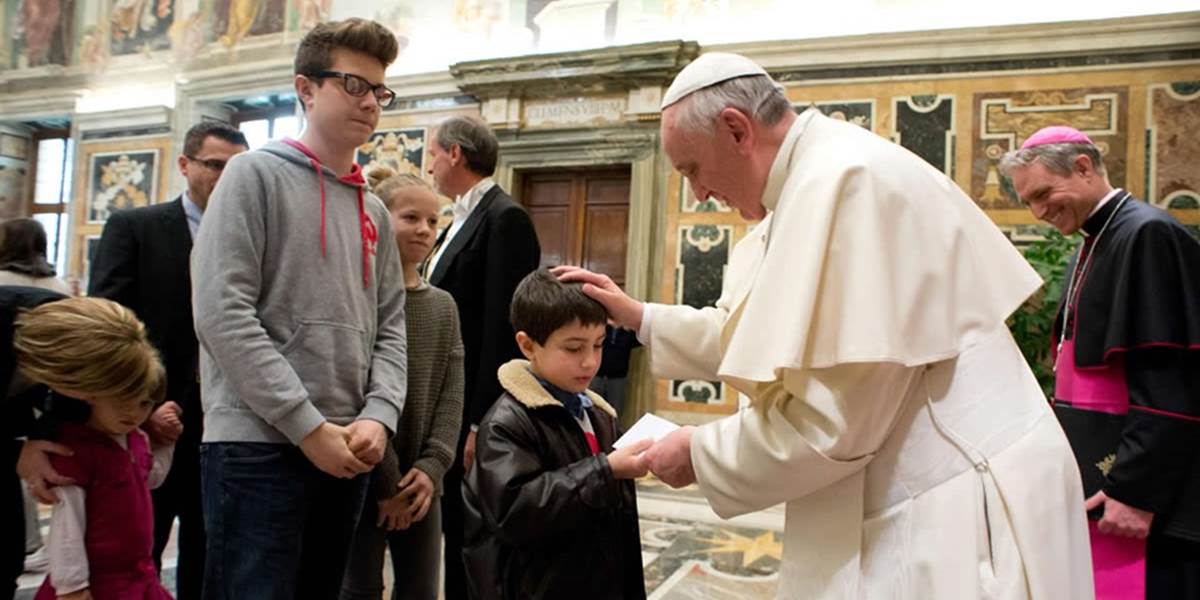 Pápež je pozorný k ľuďom, preto vzbudzuje pozornosť