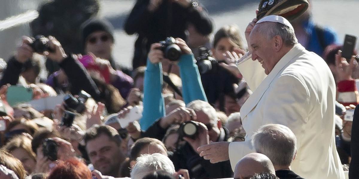 Pápež vzbudil veľkú pozornosť i medzi neveriacimi, tvrdí analytik