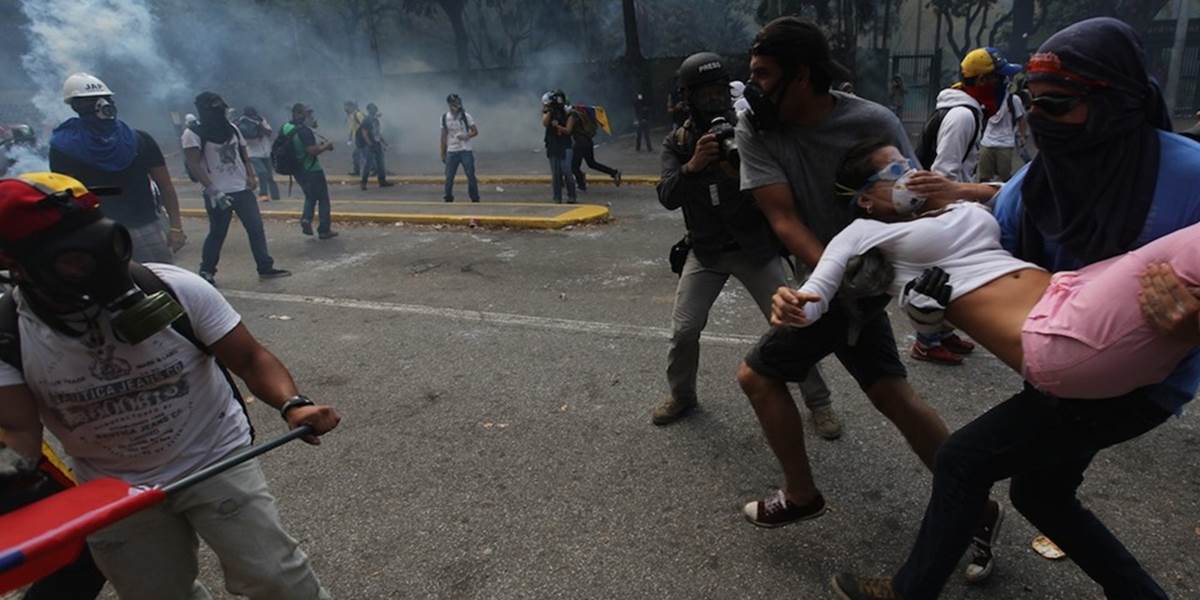 Počet obetí protivládnych protestov vo Venezuele stúpol na najmenej 28