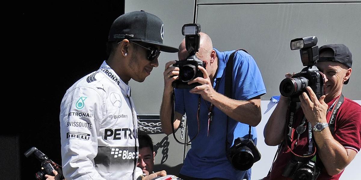 Piatkový tréning pred VC Austrálie ovládol Mercedes, Vettel štvrtý
