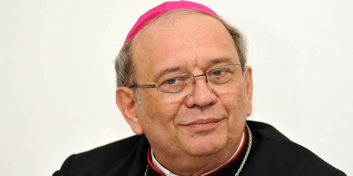 VIDEO Veriaci prosia arcibiskupa Oroscha, aby preložil kňaza, ktorý slúžil omšu za Bezáka