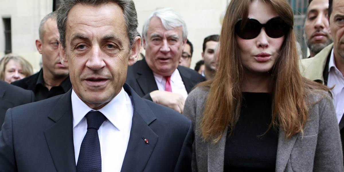 Francúzsky súd nariadil webovej stránke odstrániť nahrávky Sarkozyho a Bruniovej