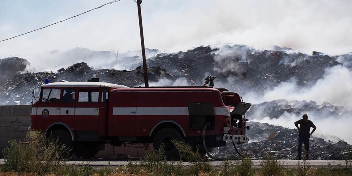 Hasiči bojujú s lesným požiarom v Zuberci