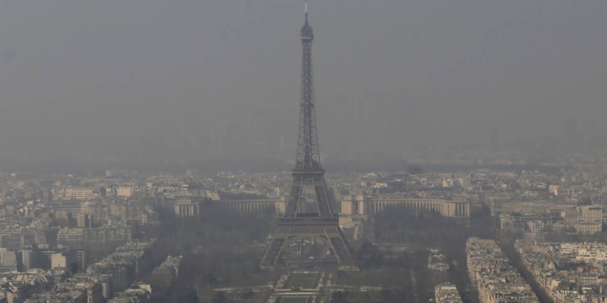 Paríž dusí smog, obmedzuje dopravu osobnými autami
