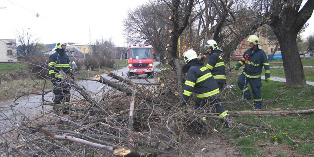 Silný vietor zamestnal hasičov najviac v Bratislavskom kraji