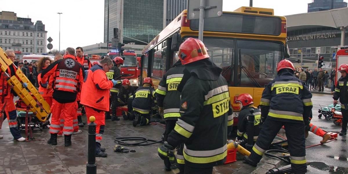 Rýchlo a zbesilo po Poľsky: Autobus vrazil do ľudí na prechode, traja zranení!