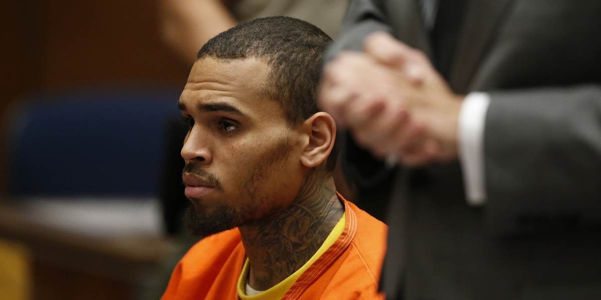 Spevák Chris Brown ostáva vo väzení
