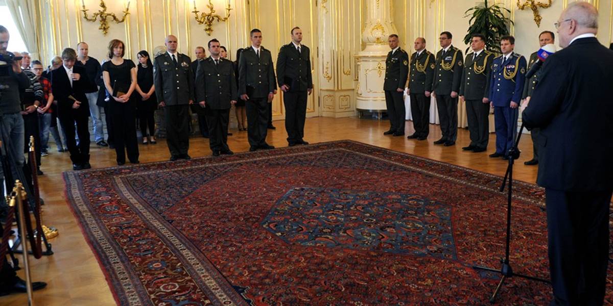 Prezident udelil siedmim vojakom medaily za statočnosť, trom in memoriam
