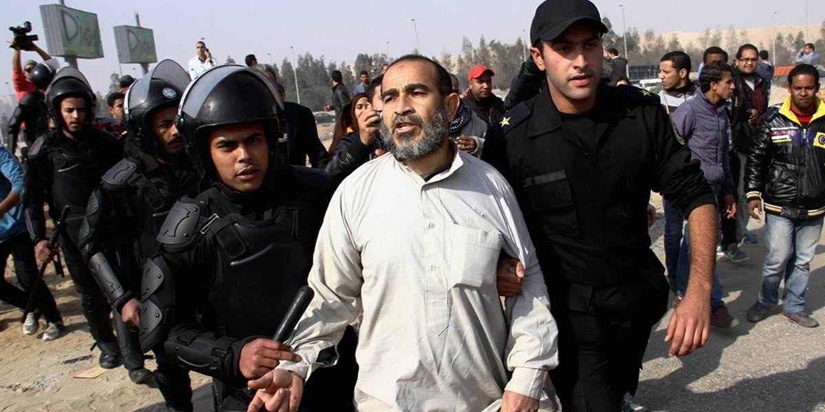 Policajt dostal desať rokov za zabitie 37 zadržaných islamistov