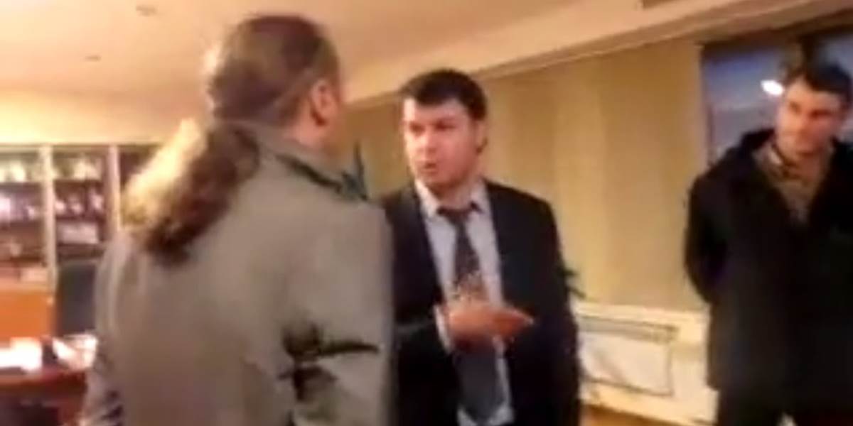 VIDEO Ukrajinskí nacionalisti zbili riaditeľa televízie a donútili ho rezignovať