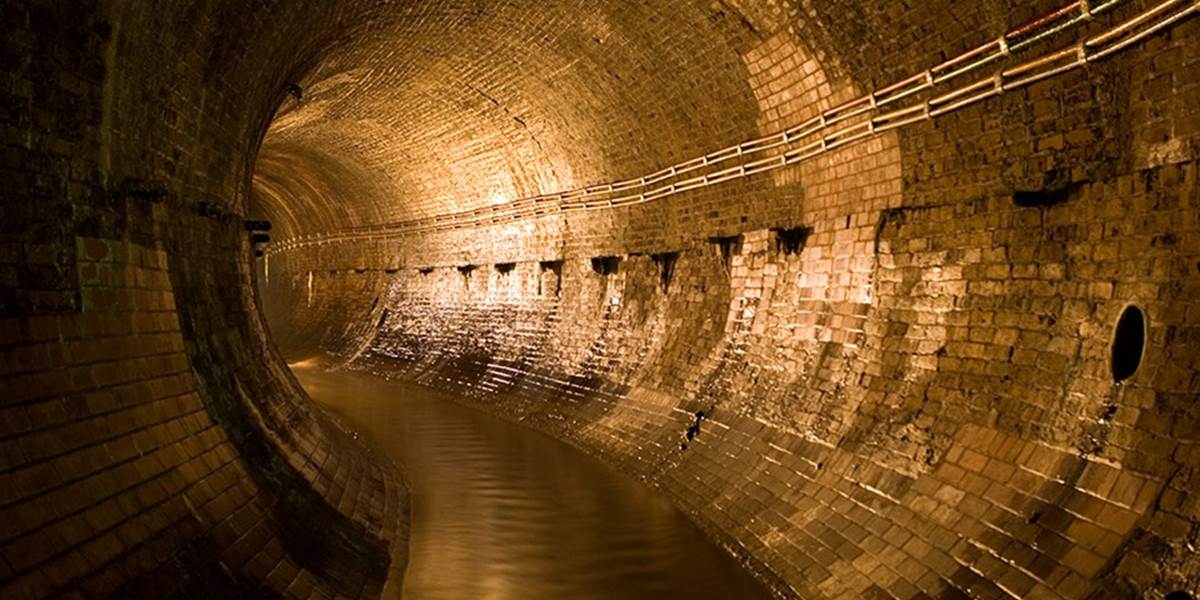 Lúpež ako z filmu: Zlodeji sa do banky dostali cez tunel z kanalizácie