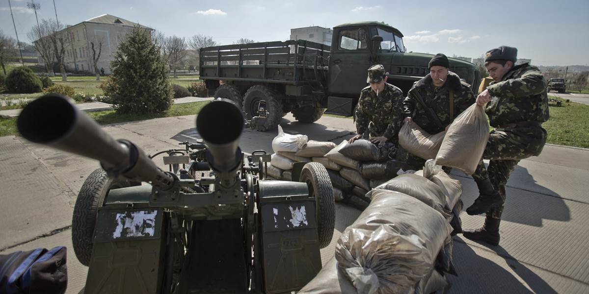 Situácia na Ukrajine: Rusko vyhlásilo úplnú vojenskú kontrolu Krymu; vojaci obkľúčili letisko Beľbek