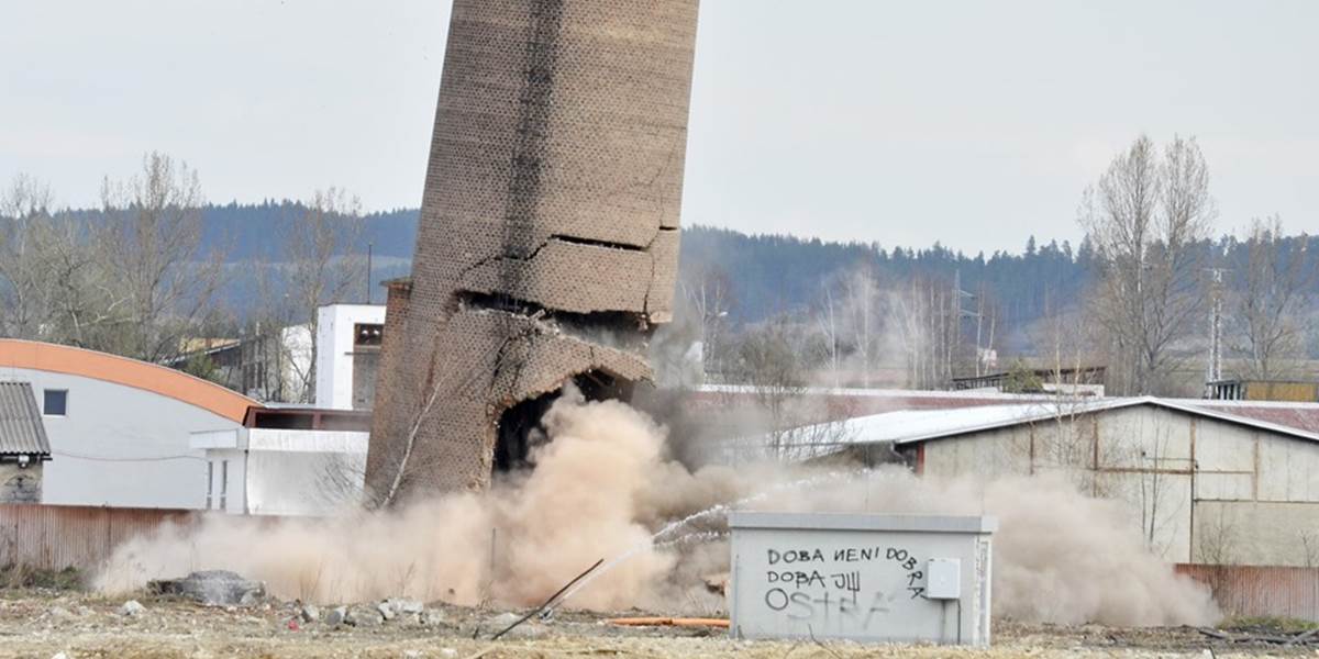 Stometrový tehlový komín zbúrali pomocou 18 kilogramov trhaviny