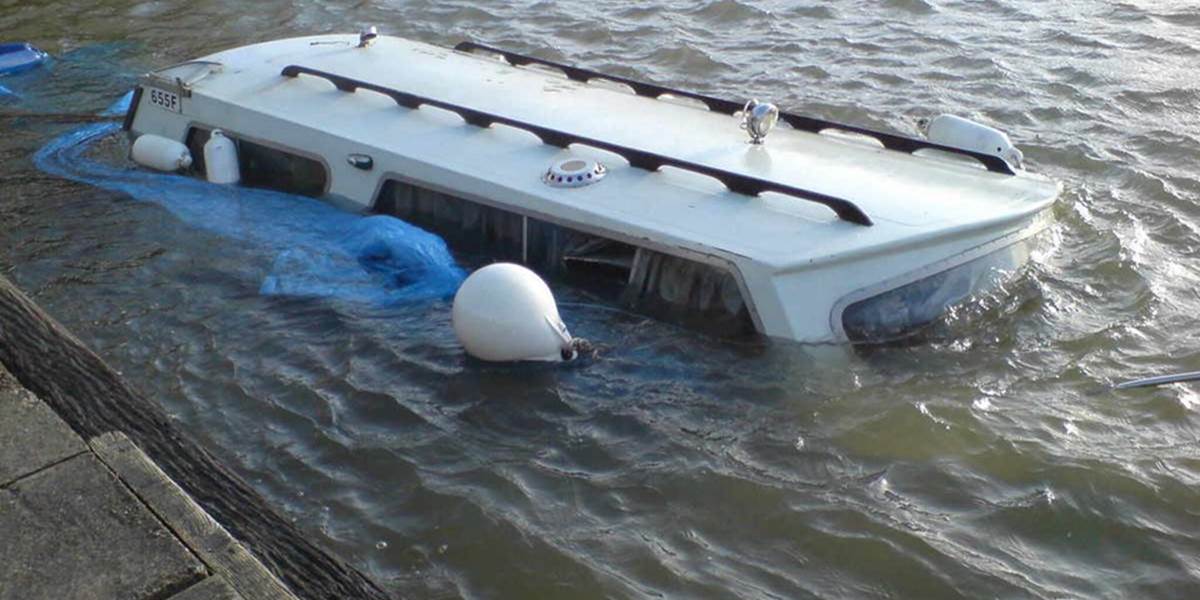 Po prevrátení člna sa utopilo najmenej 107 ľudí