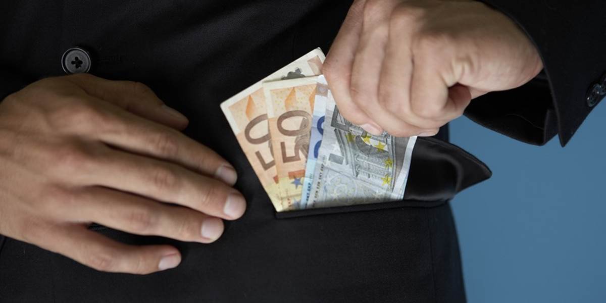 Polícia obvinila muža (60), ktorý z obývačky ukradol 10-tisíc eur