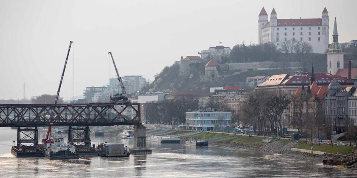Bratislavskí poslanci dnes rozhodujú o farbe Starého Mosta