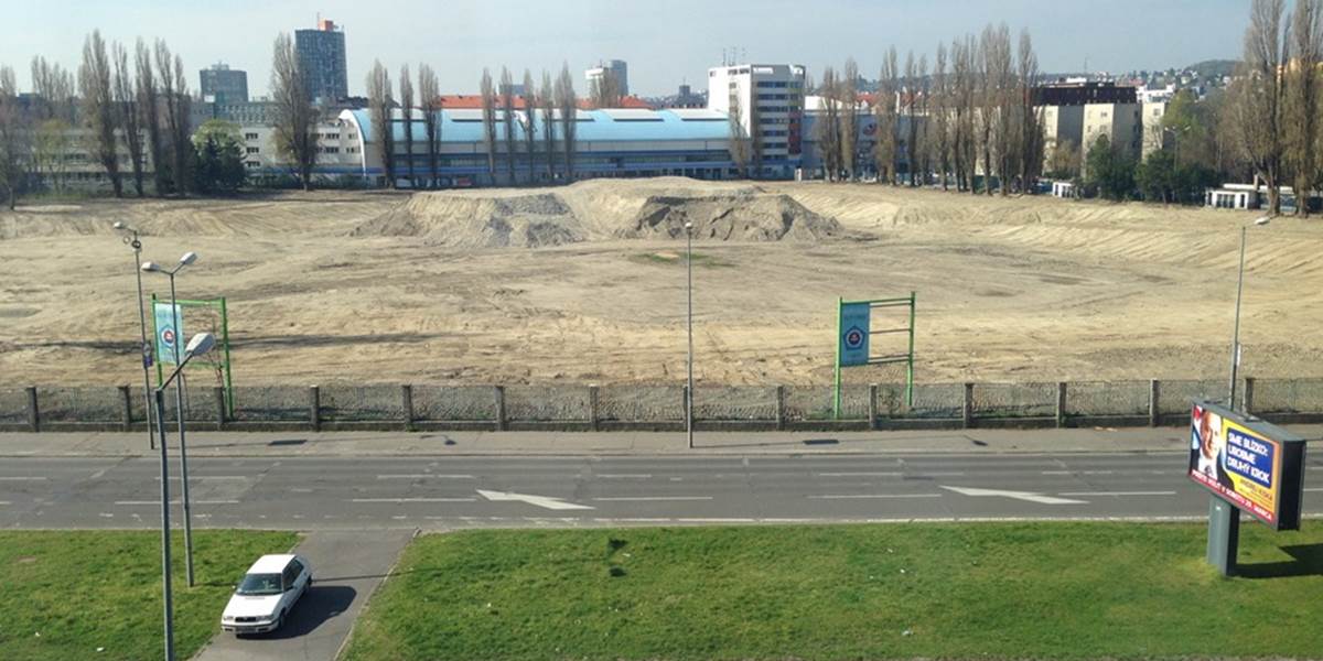 Výstavba Národného futbalového štadióna zatiaľ stojí, Kmotrík chce kúpiť pozemky